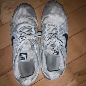 white nike tennis shoes